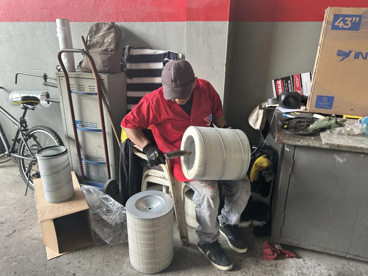 Técnico de Solo Filtros armando un filtro de aire industrial en el taller